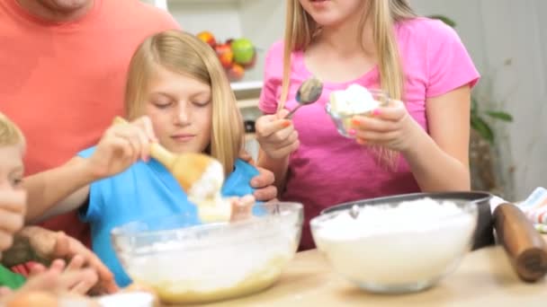 Les enfants à la cuisine ayant des leçons de cuisson
 - Séquence, vidéo