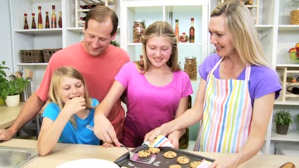 rodziny w kuchni co ciasteczka - Materiał filmowy, wideo