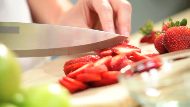 新鮮な有機栽培されたイチゴのスライス女性の手を閉じる - 映像、動画