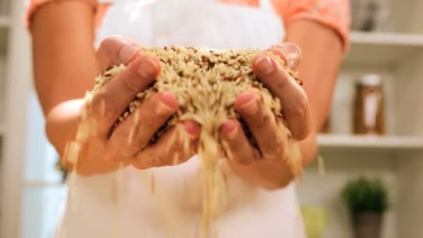 el ile çalışan kuru tahıl - Video, Çekim