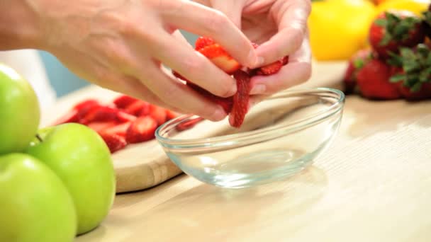 zblízka ženské ruce čerstvé organické jahody - Záběry, video