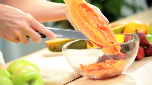 Fruta de papaya orgánica preparada manos femeninas caucásicas
 - Metraje, vídeo