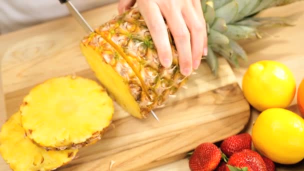 φρέσκο ανανά τροπικά φρούτα που είναι κομμένο σε φέτες τα χέρια μόνο - Πλάνα, βίντεο
