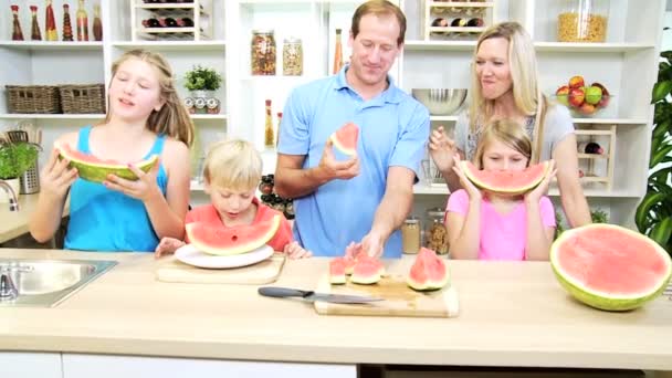 rodiče a děti, sdílení meloun - Záběry, video