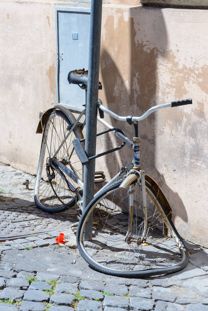 old bicycle in the city - Fotó, kép