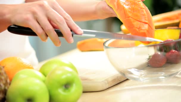 Mãos femininas cortando frutas frescas de mamão orgânico
 - Filmagem, Vídeo