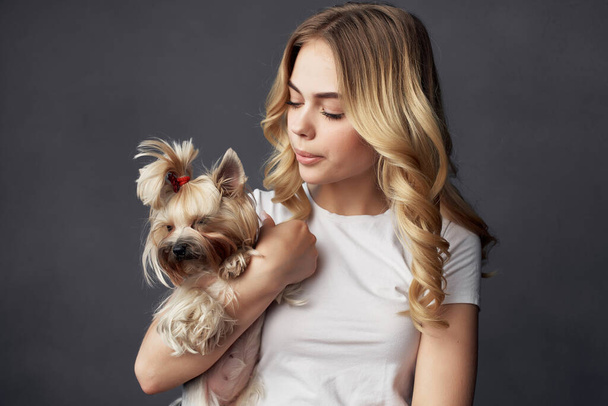 Blonde With Small Dog Purebred Fashion Fun - Foto, Imagen
