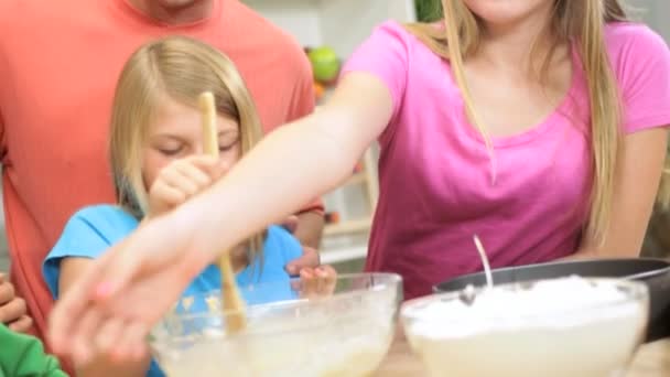 děti v kuchyni s pečení lekce - Záběry, video