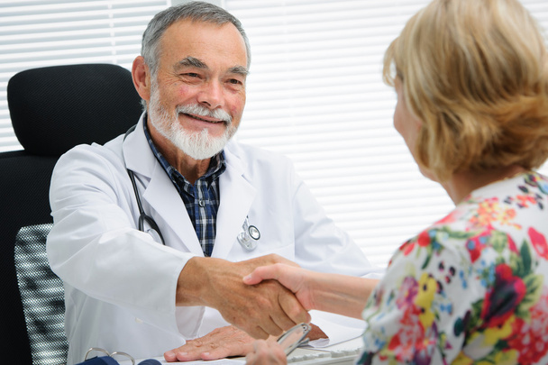 Doctor shaking hands to patient - Photo, Image