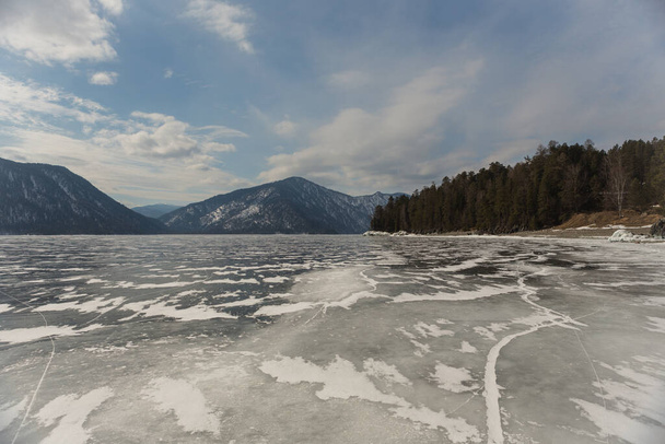 Θέα των όμορφων σχεδίων στον πάγο από ρωγμές και φυσαλίδες από βαθύ αέριο στην επιφάνεια της λίμνης Teletskoye, Ρωσία - Φωτογραφία, εικόνα