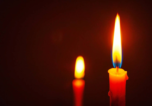 Κερί αναμμένο στο σκοτάδι, κεριά αναμμένα τη νύχτα. Σχεδιασμός φωτισμού για φόντο. - Φωτογραφία, εικόνα