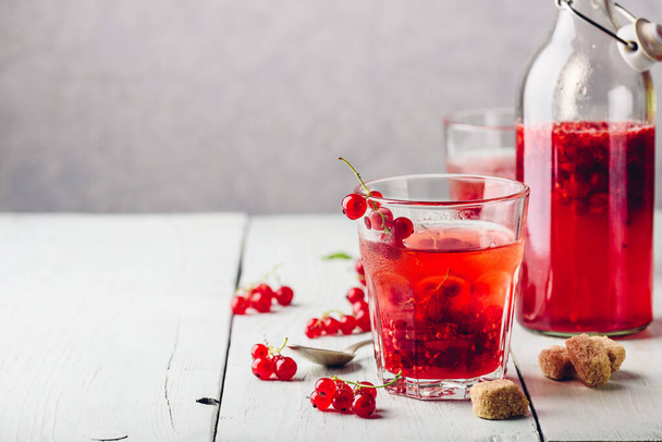 Infused water with fresh red currant and cane sugar - Fotoğraf, Görsel