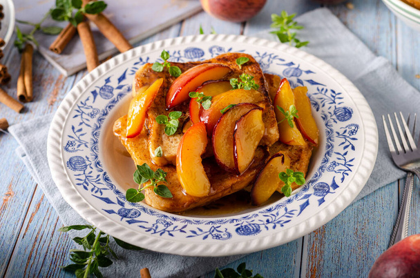 baked peaches with apples and cinnamon. selective focus - Foto, afbeelding