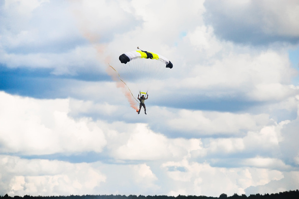 Mann landet nach Fallschirmsprung - Foto, Bild