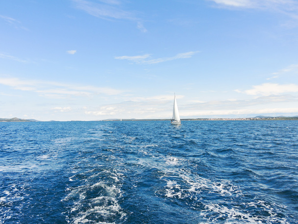 真っ青なアドリア海に帆ヨット - 写真・画像