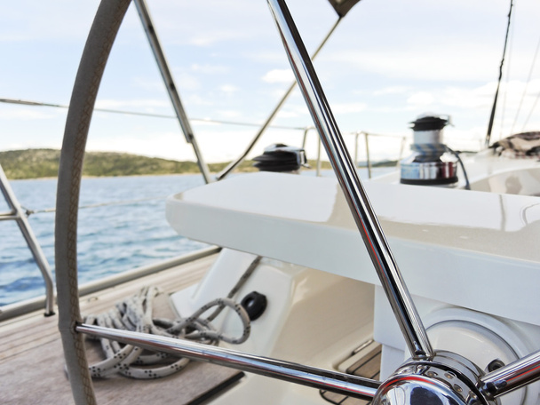 kierownicy jachtu w Adriatyku - Zdjęcie, obraz