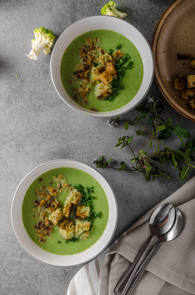 Green cauliflower soup, croutons from bread, delish soup - Фото, изображение