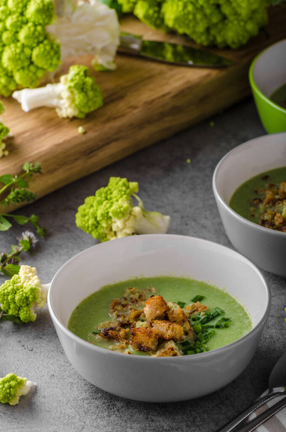 Green cauliflower soup, croutons from bread, delish soup - Foto, immagini