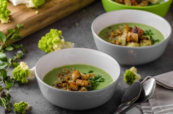Green cauliflower soup, croutons from bread, delish soup - Foto, imagen