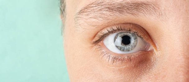 女性の眼にはコピースペースや眼の診断用バナーがあり - 写真・画像