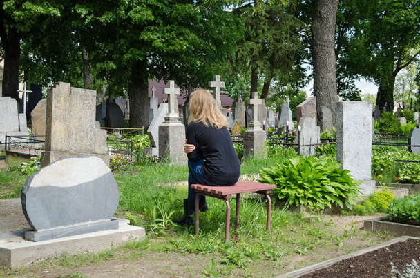 smutek žena smrštitelná u hrobu otce manžel  - Fotografie, Obrázek