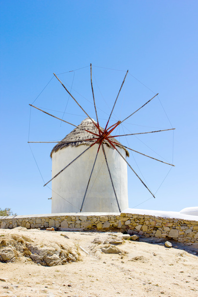 Mulino a vento tradizionale a Mykonos
  - Foto, immagini