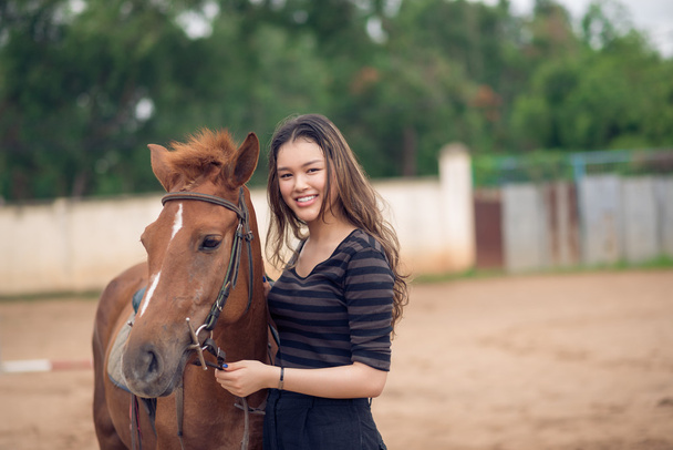 Chica feliz con un pony
 - Foto, Imagen