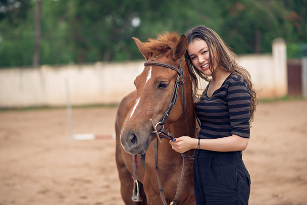 Belle fille avec un poney
 - Photo, image