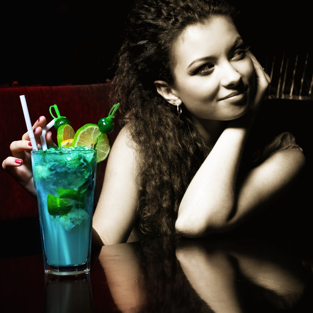 Brunette girl  with coctail in bar - Zdjęcie, obraz