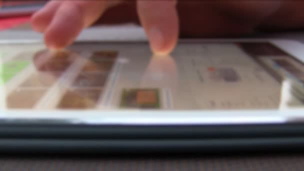 Lähikuva sormi koskettaa tabletti tietokoneen kosketusnäyttö
 - Materiaali, video