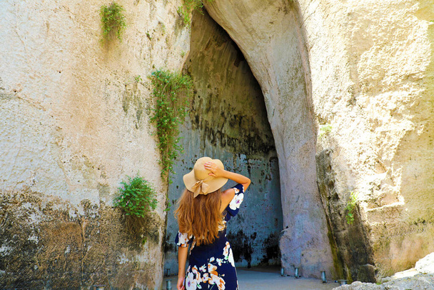 Красива жінка вступає в вухо Діонісій (Цепкьо ді Діонісіо) в Сіракузах, Сицилія, Італія - Фото, зображення