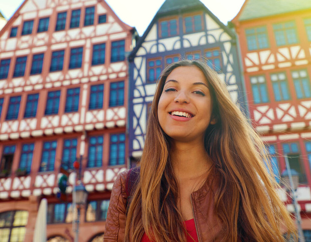Lachende toeristische vrouw in het Romerberg-plein, Frankfurt, Duitsland - Foto, afbeelding