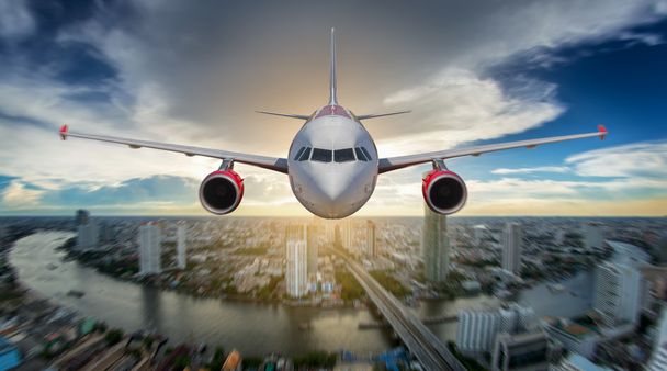 Посадка пассажирского самолета на взлетно-посадочную полосу в аэропорту
 - Фото, изображение