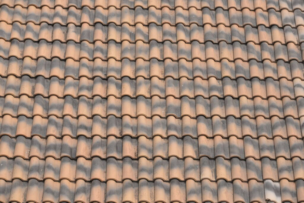 roof tiles. red and brown. - Фото, изображение