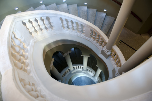 Spójrz w dół klasyczne spiralne schody - Zdjęcie, obraz