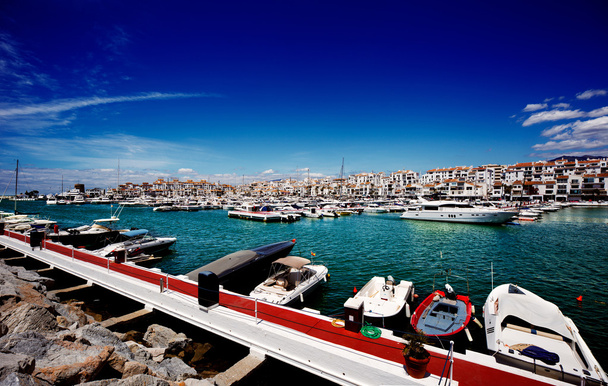 Lüks Yatlar ve motorlu teknelerin puerto banus Marina Marbella, İspanya - Fotoğraf, Görsel