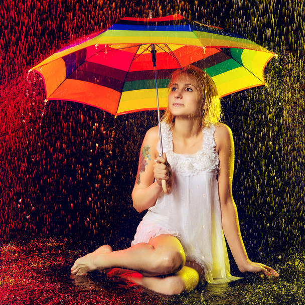 Girl Under Rain - Foto, imagen