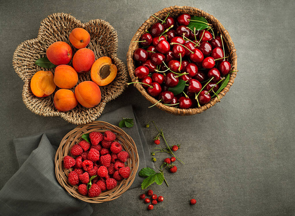 Assorted fruits with green leaf close up. Healthy food with fresh fruit and berries. - Fotoğraf, Görsel