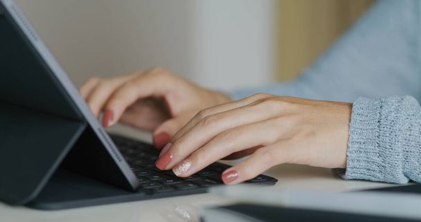 Mulher trabalho no computador tablet em casa - Foto, Imagem