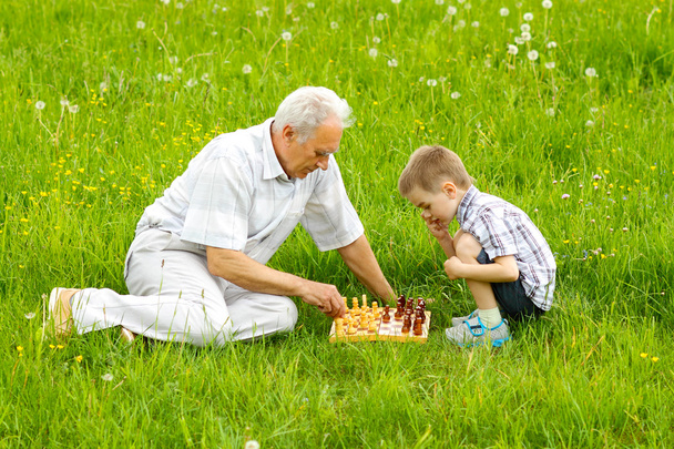 Dede ve torunu satranç oynarken - Fotoğraf, Görsel