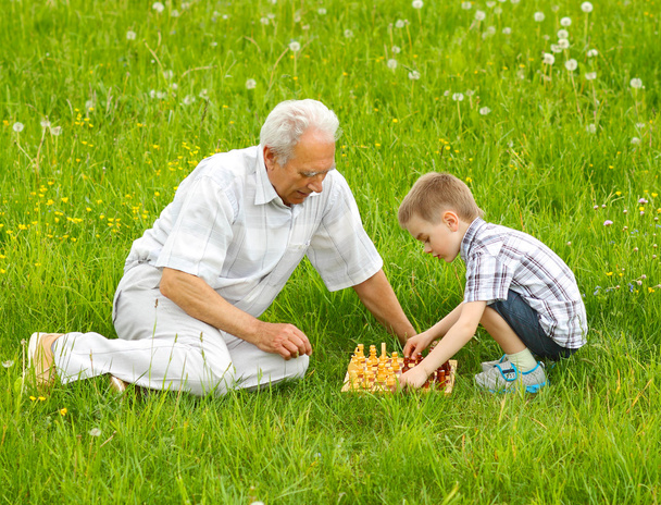 Großvater und Enkel spielen Schach - Foto, Bild
