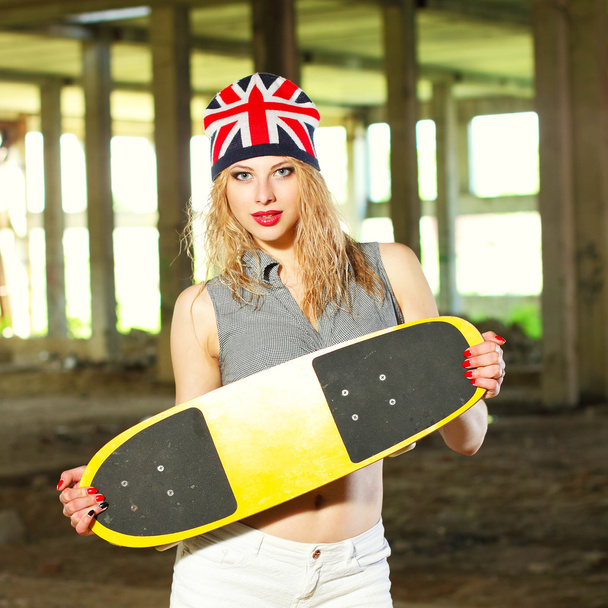 Menina quente do verão com skate
 - Foto, Imagem
