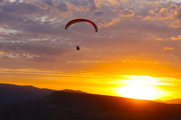 Paraglider vlucht op de Krim - Foto, afbeelding