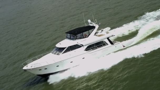 Luchtfoto van cruise jacht in beweging - Video