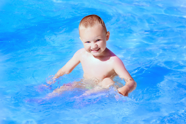 Bambino in acqua
 - Foto, immagini