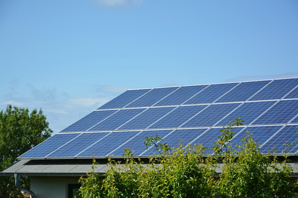 Paneles de energía solar en el techo de la casa
 - Foto, Imagen