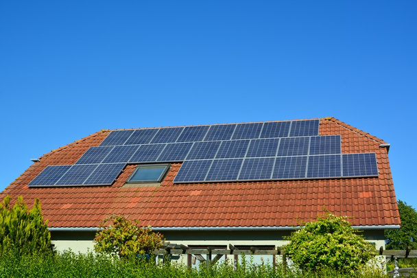 Paneles de energía solar en el techo de la casa
 - Foto, Imagen