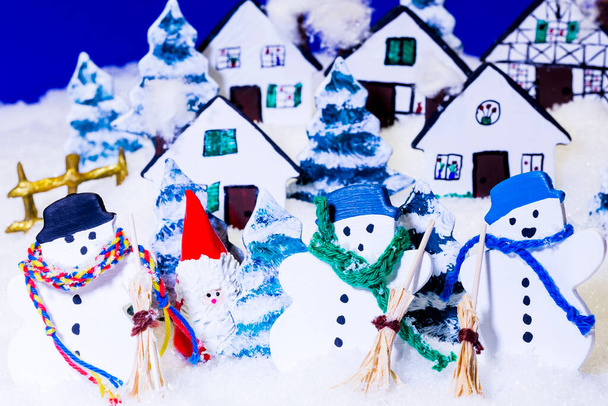 Christmas anticipation among the snowmen. Santa Claus visits the snowmen. - Foto, Imagen