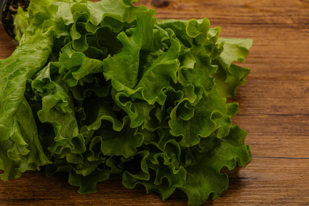 Cozinha Vegan - Folhas de heap salada de alface verde - Foto, Imagem