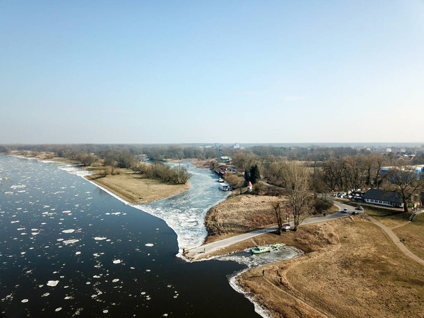 Ice floes on the Elbe obstruct the inland navigation - Фото, зображення
